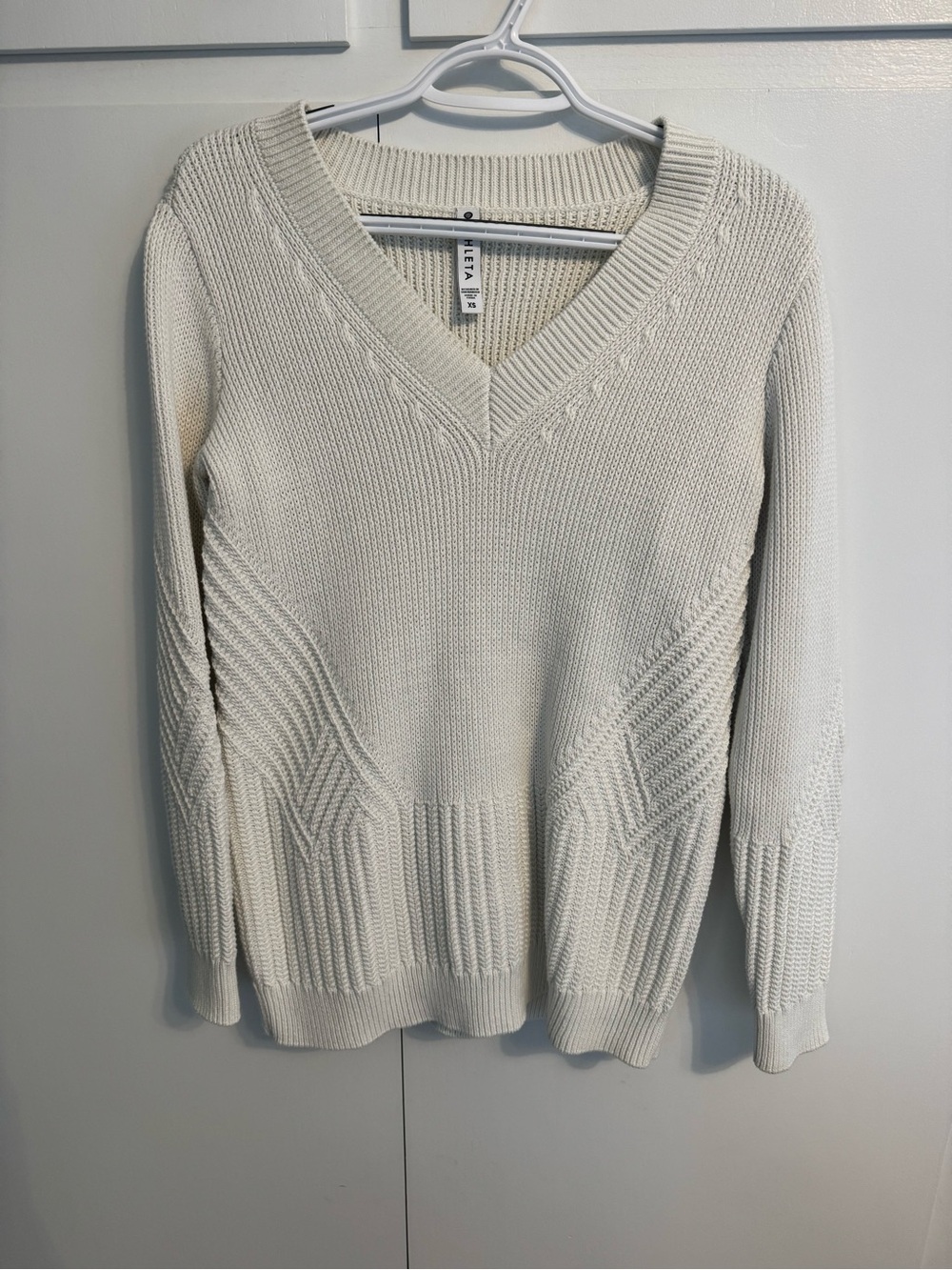 Athleta Cream V-Neck Knit Sweater XS